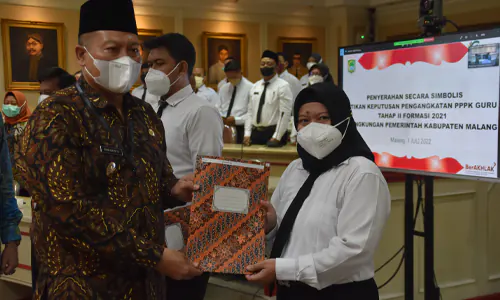 Penyerahan Secara Simbolis Pengangkatan PPPK Guru