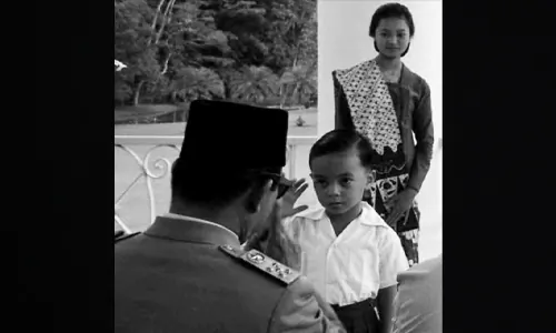 Soekarno bersama putra sulung