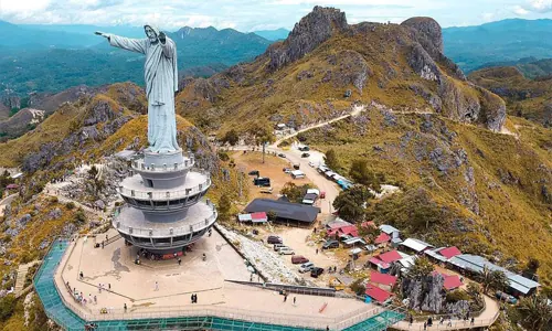 patung yesus toraja