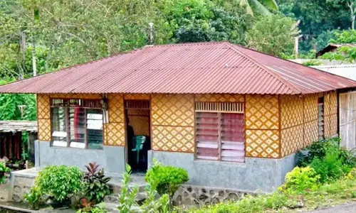 rumah papan sederhana di desa