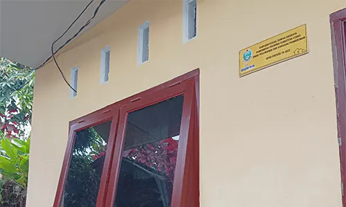 Tampak stiker di Rumah Salah Satu Penerima Bantuan Rehabilitasi Rumah Di Pematangsiantar