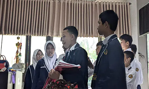 Siswa SMPN 2 Bekasi di sela-sela waktu istirahat sekolah