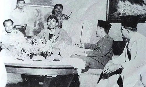 Kolonel TB Simatupang (kiri) mendampingi Jenderal Soedirman yang melaporkan jalannya perang gerilya kepada  Presiden Soekarno dan Wapres M. Hatta.