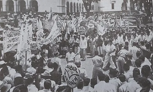 Massa sipil turut berunjuk rasa di Istana pada 17 Oktober 1952. 