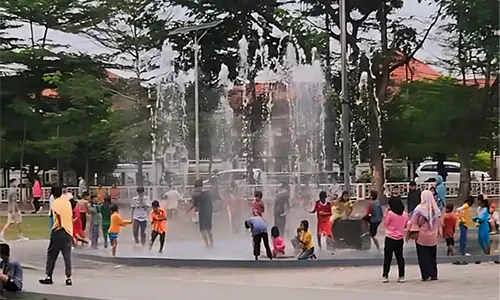 Air Mancur Lapangan Adam Malik Jadi ’Water Park’, Kesadaran Masyarakat Dipertanyakan