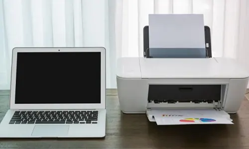 Laptop yang terhubung ke printer